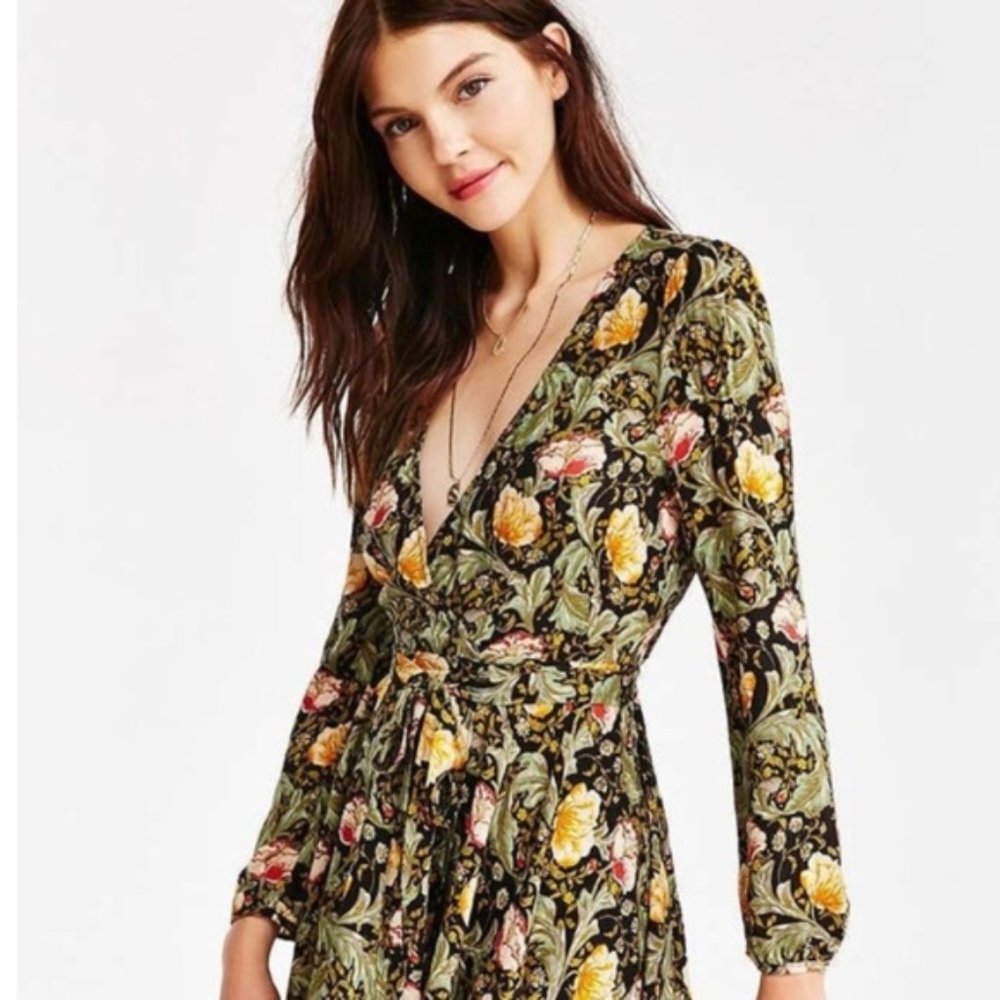 Ecote Urban Outfitters Floral wrap dress - Sz M
